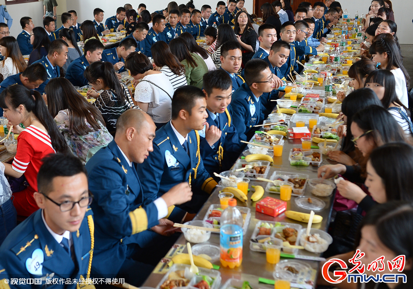 湖北武漢，“嫁人就嫁解放軍”，每年一屆的武漢軍旅姻緣會(huì)17日在駐漢空軍某指揮所文化活動(dòng)中心舉行