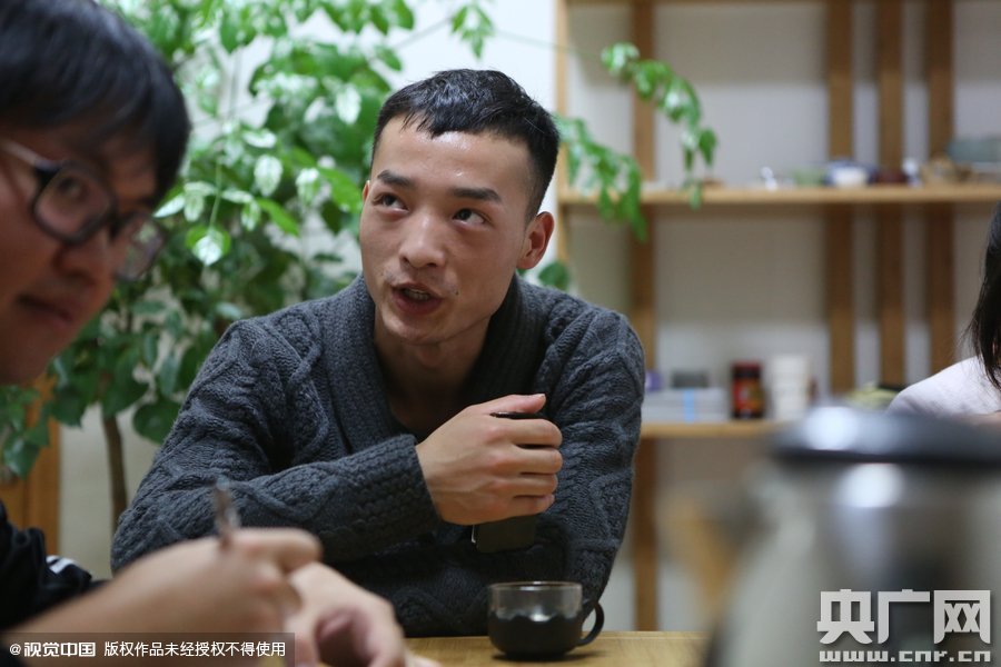 網(wǎng)絡(luò)紅人葉良辰現(xiàn)身浙江臺州，接受記者的專訪。