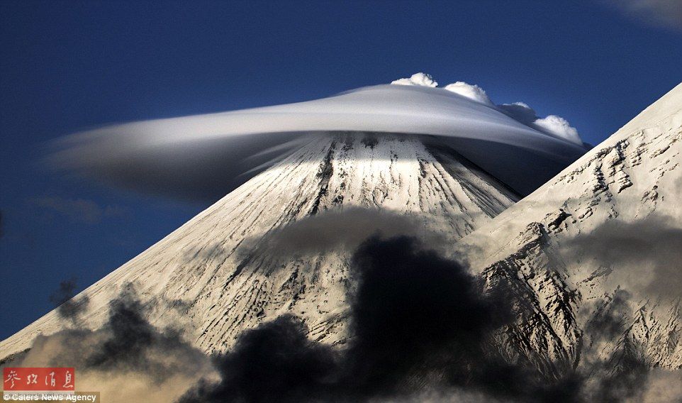 火山上籠罩著類似于外星飛碟形狀的云彩，場(chǎng)景猶如科幻大片。