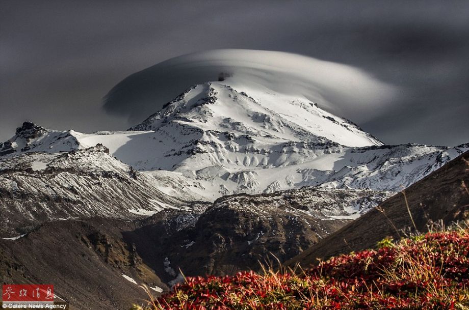 火山上籠罩著類似于外星飛碟形狀的云彩，場(chǎng)景猶如科幻大片。