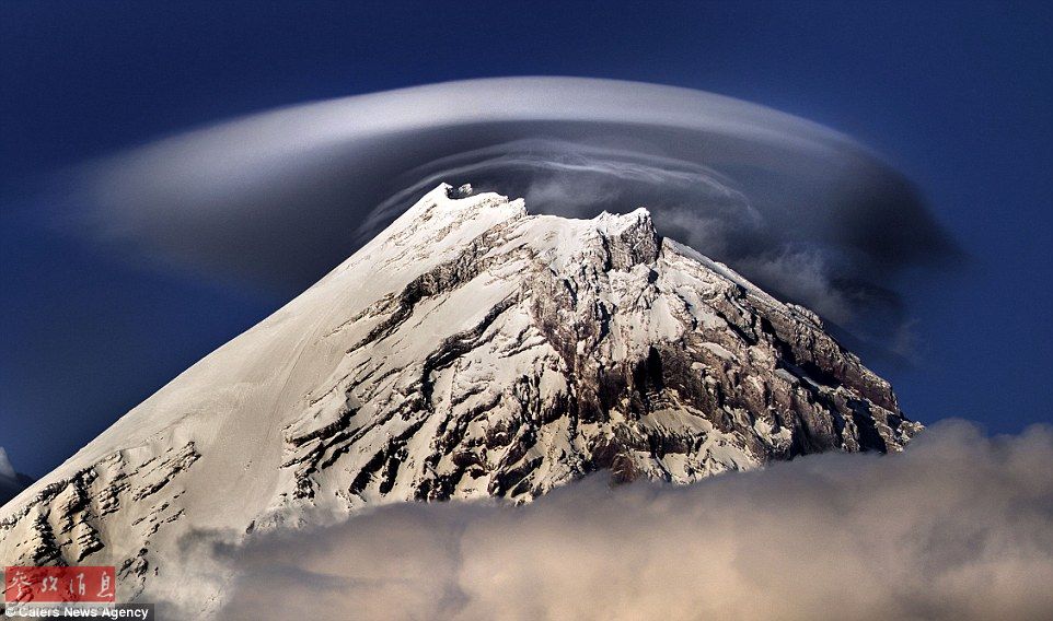 火山上籠罩著類似于外星飛碟形狀的云彩，場(chǎng)景猶如科幻大片。