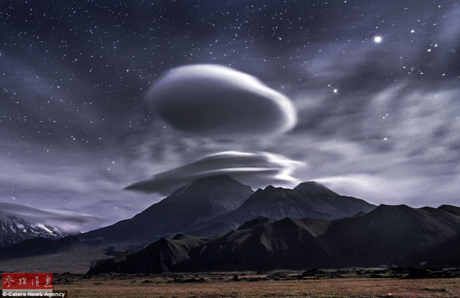 火山上籠罩著類似于外星飛碟形狀的云彩，場(chǎng)景猶如科幻大片。