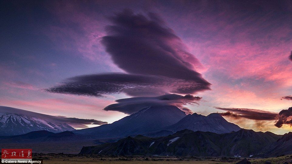 火山上籠罩著類似于外星飛碟形狀的云彩，場(chǎng)景猶如科幻大片。