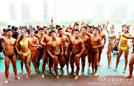 杭州某大學(xué)秋季運(yùn)動(dòng)會(huì)開(kāi)幕式 裸男大秀肌肉