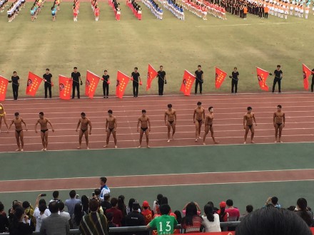 杭州某大學(xué)秋季運(yùn)動(dòng)會(huì)開(kāi)幕式 裸男大秀肌肉