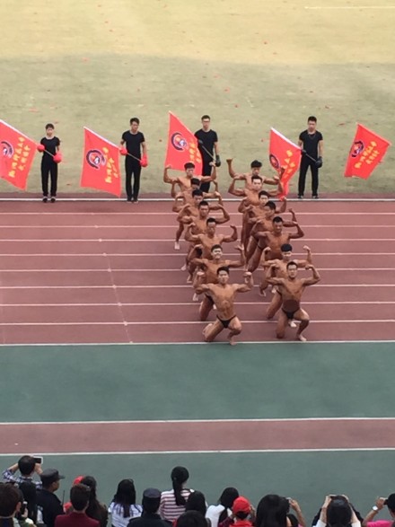 杭州某大學(xué)秋季運(yùn)動(dòng)會(huì)開(kāi)幕式 裸男大秀肌肉