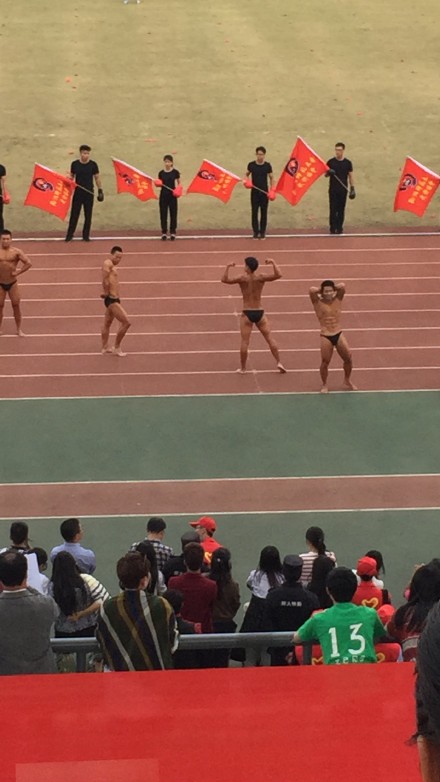 杭州某大學(xué)秋季運(yùn)動(dòng)會(huì)開(kāi)幕式 裸男大秀肌肉