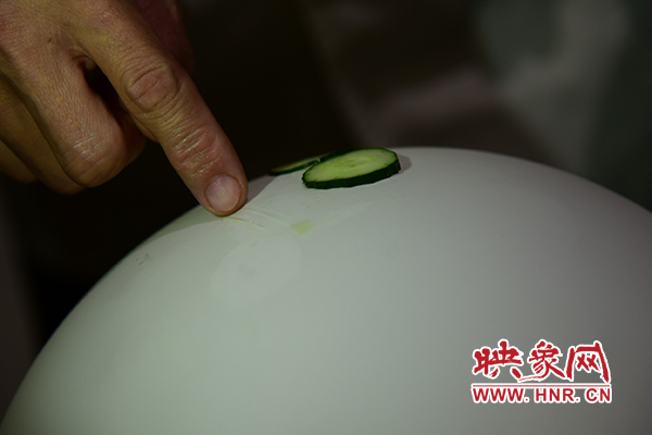 在面團氣球上切菜。