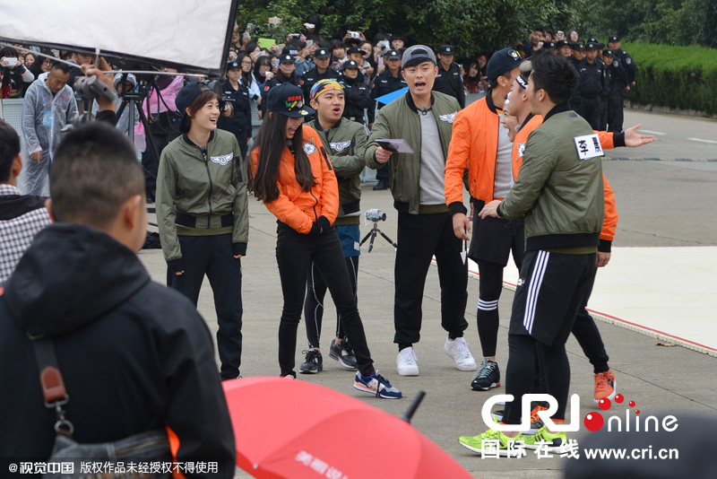 《奔跑吧兄弟》第三季劇組到南京錄制節(jié)目。