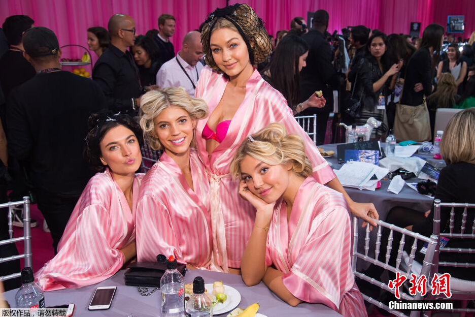 圖為模特Jacquelyn Jablonski（左起），Devon Windsor，Gigi Hadid和Rachel Hilbert在后臺(tái)合影。