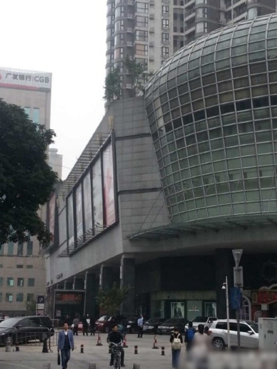 一輛停在停車位上的寶馬轎車，被墜落的樹枝砸中，樹枝徑直插入車內(nèi)，現(xiàn)場(chǎng)引發(fā)不少市民圍觀拍照。