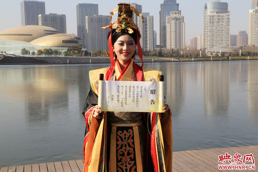 扮成羋月的女子叫小賈，今年27歲，家在鄭州，有房有車。