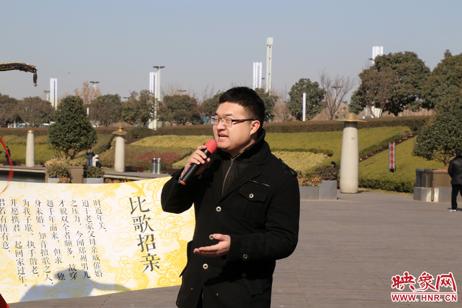 多位在鄭東新區(qū)CBD如意湖附近寫字樓上班的單身男性，聞訊前來唱歌應(yīng)征。