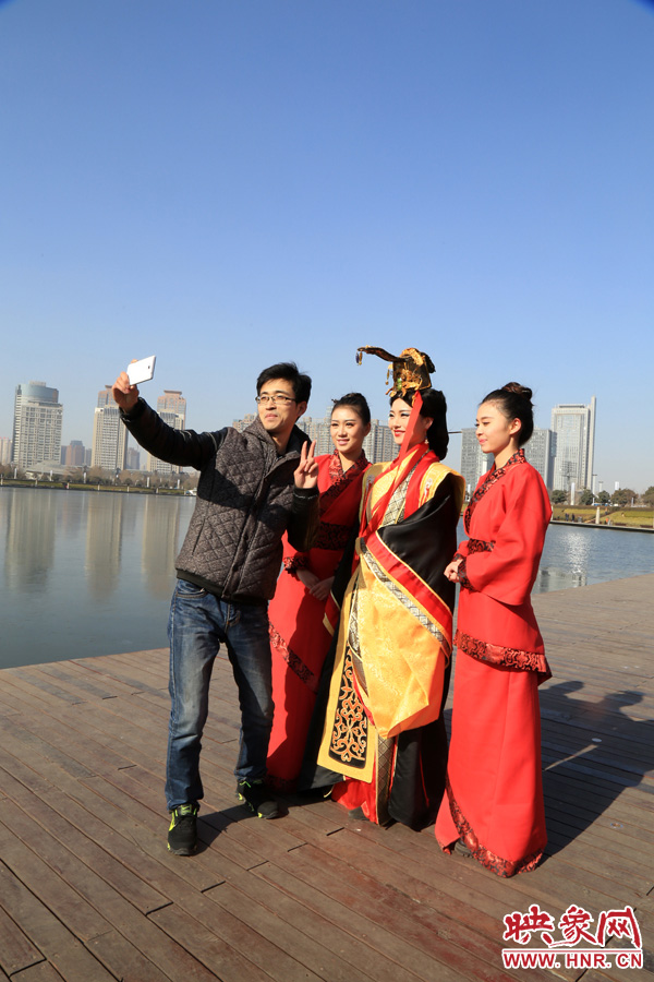 在比歌招親現(xiàn)場，有許多人圍觀拍照。