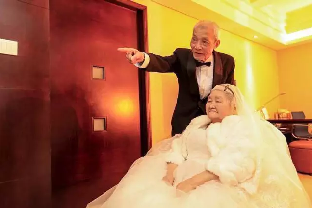 情人節(jié)最溫暖告白！84歲老人包下整樓示愛老伴