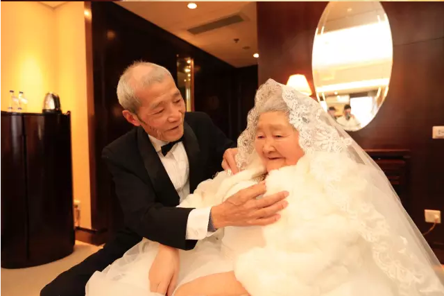 情人節(jié)最溫暖告白！84歲老人包下整樓示愛老伴