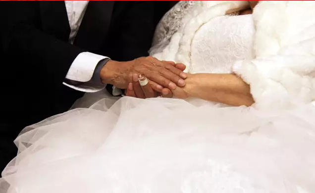 情人節(jié)最溫暖告白！84歲老人包下整樓示愛老伴