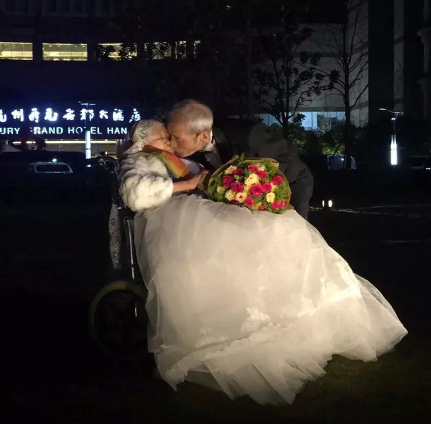 情人節(jié)最溫暖告白！84歲老人包下整樓示愛老伴