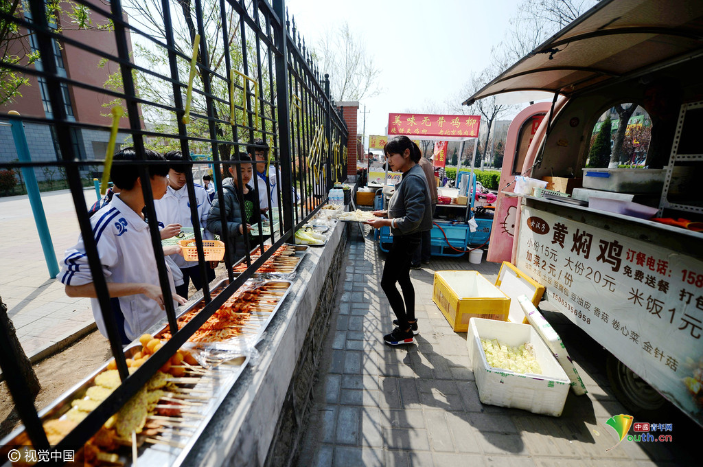 藝校實行封閉管理 學生“跨欄”買飯