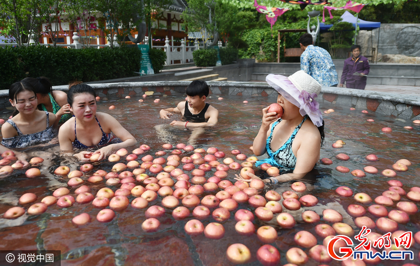 洛陽一景區(qū)辦“溫泉水果浴” 蘋果黃瓜連泡帶吃敷面膜