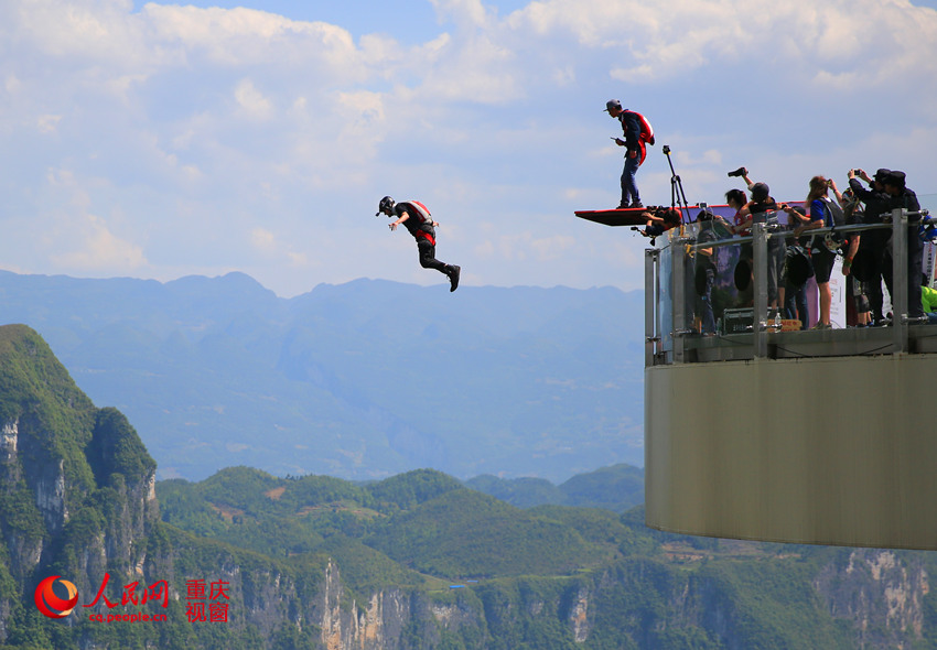 28日，2016世界低空跳傘大賽在重慶云陽龍缸景區(qū)正式開賽。圖為選手角逐中。劉政寧 攝