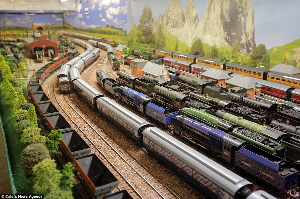 英國(guó)老人20年打造300平米“火車(chē)樂(lè)園” 耗資25萬(wàn)英鎊