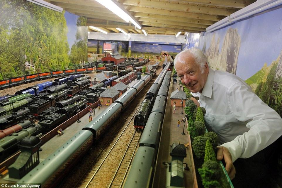 英國(guó)老人20年打造300平米“火車(chē)樂(lè)園” 耗資25萬(wàn)英鎊