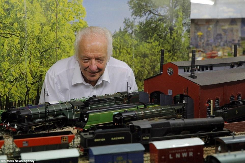 英國(guó)老人20年打造300平米“火車(chē)樂(lè)園” 耗資25萬(wàn)英鎊