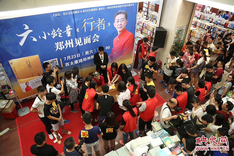 不到三個小時的簽售時間，六小齡童累計簽售自傳2900余冊，創(chuàng)造了鄭州購書中心的歷史記錄.jpg