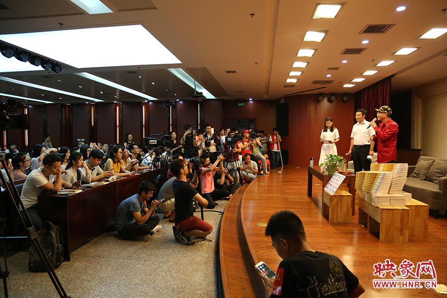河南本土主流媒體基本全部到場，六小齡童接受記者提問。