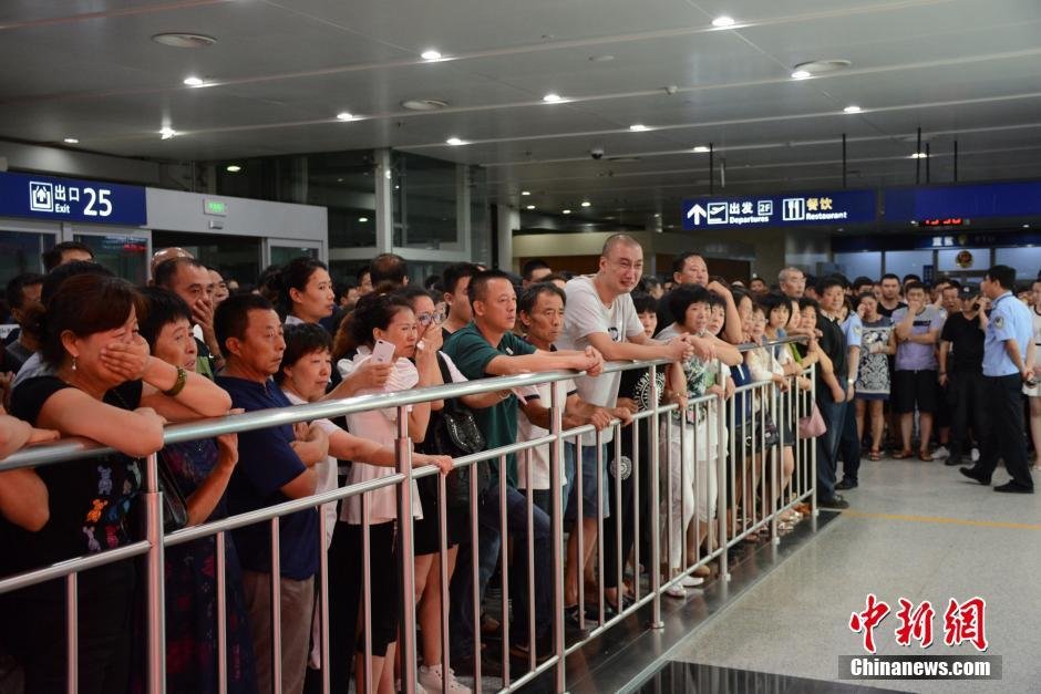當(dāng)日18時許，前來接機的家屬陸續(xù)來到大連機場，等候著其他親屬帶著親人骨灰“回家”。