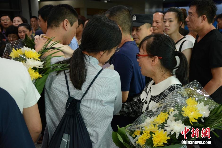 19時30分許，23位罹難者家屬代表陸續(xù)走出機場，多位家屬失聲痛哭。