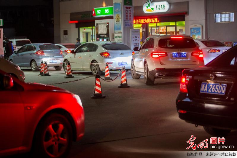油價(jià)創(chuàng)四年來最大漲幅 杭州車主深夜排長(zhǎng)隊(duì)加油