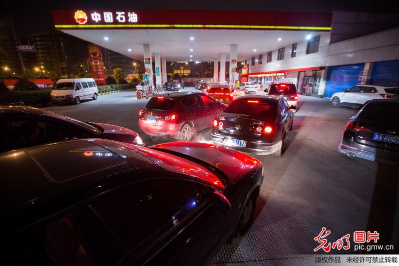 油價(jià)創(chuàng)四年來最大漲幅 杭州車主深夜排長(zhǎng)隊(duì)加油