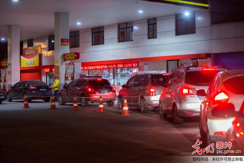 油價(jià)創(chuàng)四年來最大漲幅 杭州車主深夜排長(zhǎng)隊(duì)加油