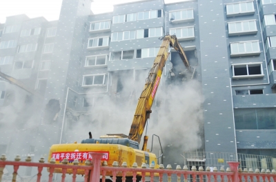 汝州出動近千人拆除違建 兩棟樓堅強(qiáng)變廢墟