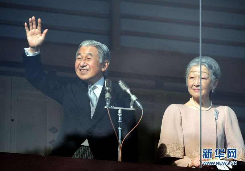 當(dāng)?shù)貢r間12月23日，在位于日本東京的皇宮，日本明仁天皇向民眾致意。