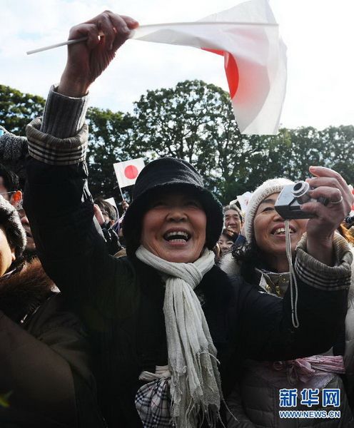 當(dāng)?shù)貢r間12月23日，在位于日本東京的皇宮，民眾向明仁天皇祝賀生日。