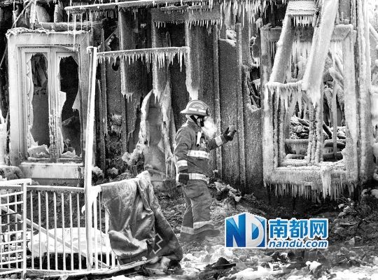 消防員用蒸汽機(jī)融化救火后殘留的冰層，尋找遇難者遺