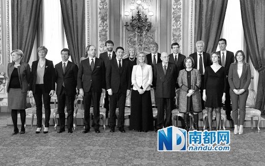 2月22日，在意大利羅馬總統(tǒng)府，新任總理馬泰奧·倫齊(前左五)與總統(tǒng)納波利塔諾(前右四)及新內(nèi)閣成員