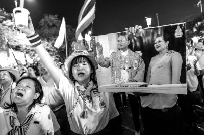 5日，泰國巴蜀府海濱度假勝地華欣，數萬民眾身穿國王的代表色“黃色”T恤，自發(fā)上街，口喊“國王萬歲”的口號。