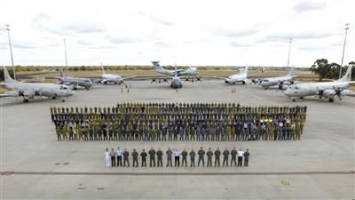 4月29日，澳大利亞珀斯，馬航MH370空中搜索正式結(jié)束，參與搜索的多國部隊(duì)在離開前留影紀(jì)念。