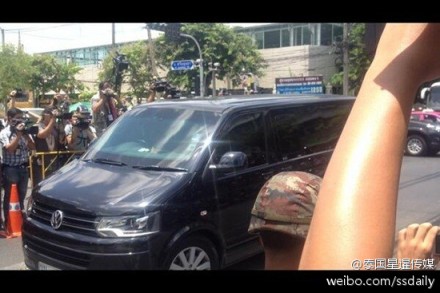 英拉乘坐其私人防彈車抵達軍方設(shè)施。