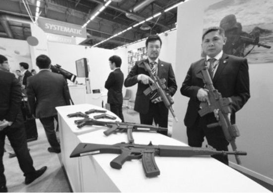 　日本企業(yè)在歐洲國(guó)際防務(wù)展上展示橡膠槍。