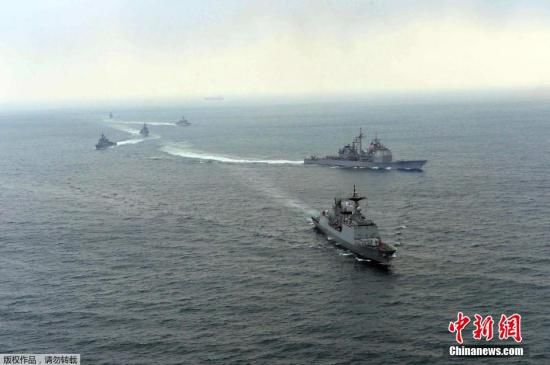 資料圖： 2014年3月14日，韓國與美國軍艦參加韓美2014“鷂鷹”聯(lián)合軍演。