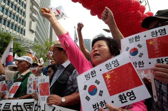 7月2日，在中國駐韓使館前，韓國民眾集會歡迎中國國家主席習近平訪韓，并打出寫有“釣魚島是中國的土地”字樣。