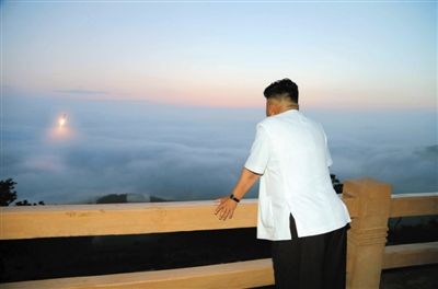 　朝鮮最高領(lǐng)導(dǎo)人金正恩正在觀看導(dǎo)彈發(fā)射。