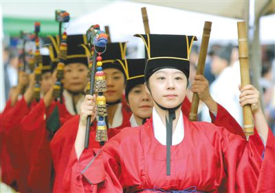 3日，韓國首爾，成均館內(nèi)，民眾穿著傳統(tǒng)服飾跳舞迎接中秋。中秋和春節(jié)一樣，是韓國最重要的傳統(tǒng)節(jié)日。