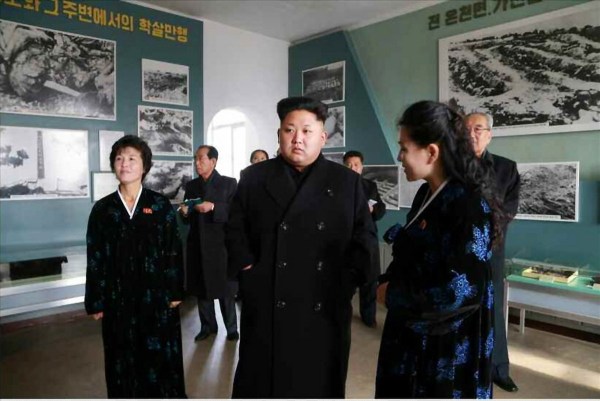 當地時間2014年11月25日，據朝鮮《勞動新聞》報道，朝鮮領導人金正恩和妹妹金與正一起視察朝鮮反美