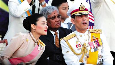 蒙西拉米左與哇集拉隆功王儲右一同參加活動。